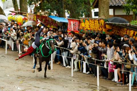 The fujisagari performed during the Trick Riding Ritual at Fujinomori Shrine.