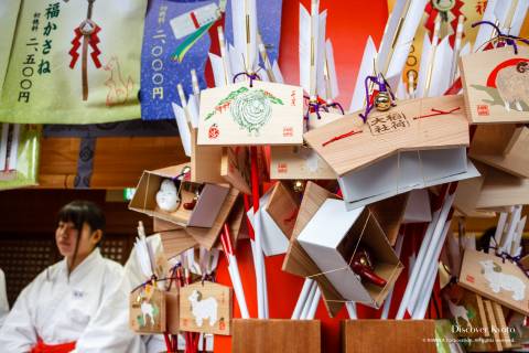 Sacred arrow charms at Fushimi Inari Taisha during the Hatsumōde period.