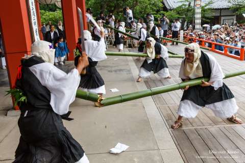 Teams compete during the Takekiri-eshiki at Kurama-dera.