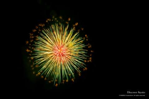 A lone firework in the sky at the Kameoka Heiwasai Hozugawa Fireworks Festival.