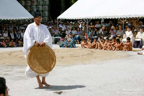 Priests evoke the image of the three-legged Yatagarasu at the Chōyō no Sekku at Kamigamo Jinja.