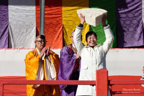 2013 winner with rice cake at the Mochi-age at Daigo-ji temple.