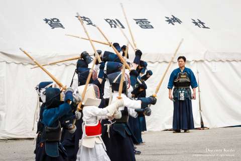 Children perform kendō during Kigen-sai at Kamigamo Shrine.