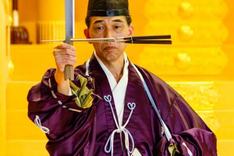 Chef preparing a fish in the shikibōchō ritual during the Mizu Matsuri at Kifune shrine.