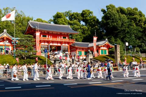 The 2013 Omukae Chōchin procession leaving Yasaka Shrine during the Gion Matsuri.