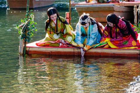 The Saigū performs a purification ritual at the riverbank during the Saigū Gyōretsu at Nonomiya Shrine.