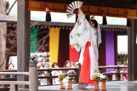 A kagura dance during Yudate Shinji at Jōnangū.