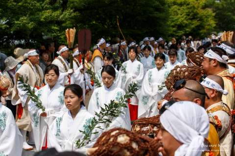 Women carry offerings at Aoba Matsuri at Chishaku-in.