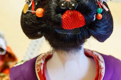 A close-up of the hairstyle of the maiko Tomitsuyu during the 2014 Gishi-e Hōyō at Hōjū-ji.