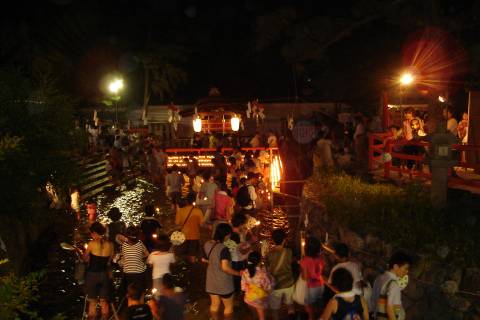 Local people and tourists both make their way to the Mitarashi-sha sub-shrine